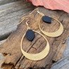 Boucles d’oreilles dorées forme goutte et perle noire en argile Fimo