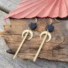 Boucles d'oreilles en argile polymère avec un motif de fleur et avec une lune en laiton et une tige en laiton en sont milieu.