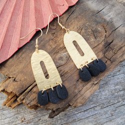 Boucles d'oreilles fantaisie en laiton et pampille noir