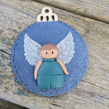 Cet ange de Noël, fait main en argile polymère, apporte une touche scintillante et unique à votre sapin ou décoration festive.