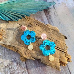 Boucles d'oreilles en forme de fleur en résine bleu turquoise pailletée avec un pendant en forme de goutte en laiton
