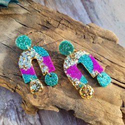 Bijoux géométriques asymétriques, résine pailletée colorée
