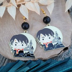 Boucles d'oreilles artisanales avec perles en polymère et personnage magique devant un château.