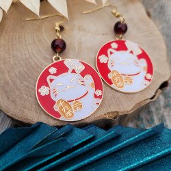 Boucles d'oreilles Maneki Neko avec perle rouge, charmant porte-bonheur à porter tous les jours.