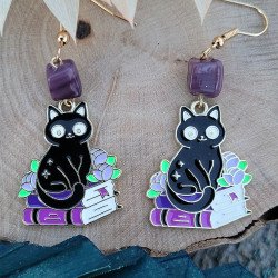 Boucles d'oreilles chat noir et livres avec perle en verre violet, parfaites pour un look mystique et littéraire.