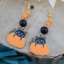Boucles d'oreilles chat noir dans une citrouille avec perle en argile polymère faite à la main.