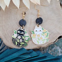 Boucles d'oreilles asymétriques "Chats dans les fleurs" avec perles en Fimo pailletée de GaElia