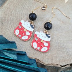 Boucles d'oreilles "Maneki-neko" en émail rouge avec perles en argile polymère pailletée.