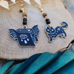 Boucles d'oreilles mystiques dorées avec chat cosmique et livre ensorcelé - Bijoux ésotériques et mystérieux