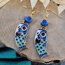 Ces boucles d'oreilles artisanales avec un pendentif poisson Koinobori en émail bleu et perles en verre.