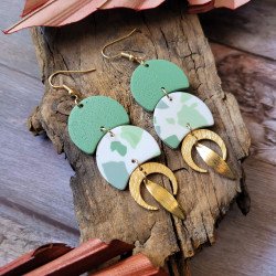 Boucles d'oreilles vert sauge avec pampille lune et feuille.