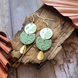 Boucles d'oreilles sauge ronde et demi lune vert sauge avec une goutte relief doré.