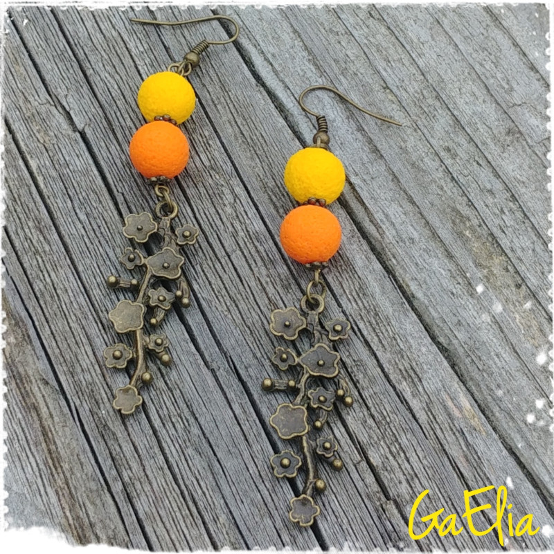 Boucles d'oreilles sphères jaunes et orange, fleurs en bronze