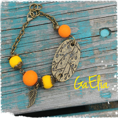 Bracelet réglable en bronze avec perles orange et jaune, style bohème chic, idéal pour un look décontracté.