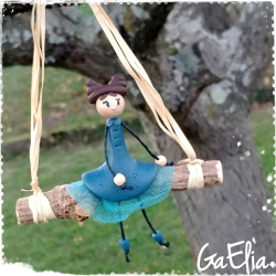 Fée à suspendre - Petite fille avec sa jolie robe bleu : Création par GaElia | Décoration enfant Fimo, Petite fée en Fimo, Idée