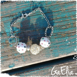 Bracelet métal - perles blanches à pois multicolore