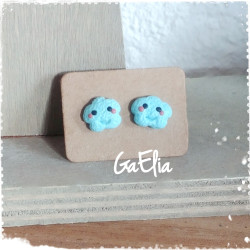 Puces d’Oreilles Nuages Kawaii en Argile – Bijou Léger et Mignon