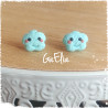 Puces d’oreilles nuages kawaii en argile bleu, fait main.