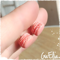 Puces d'oreilles mini macarons corail fimo - Bijou coloré gourmand